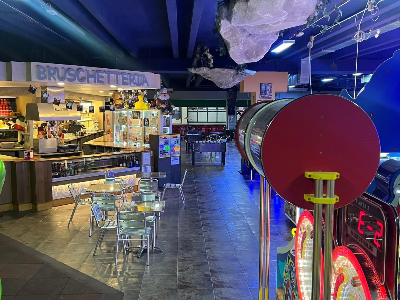 Il bancone della Bruschetteria, il bar della sala giochi