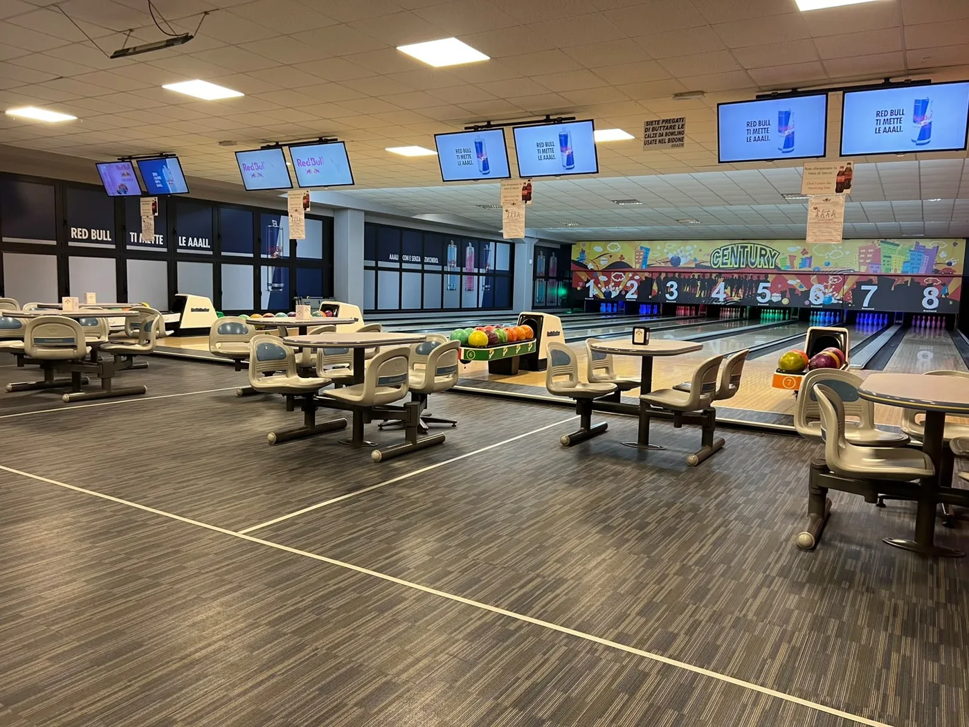 La sala del bowling vista dai tavolini, con le piste in fondo