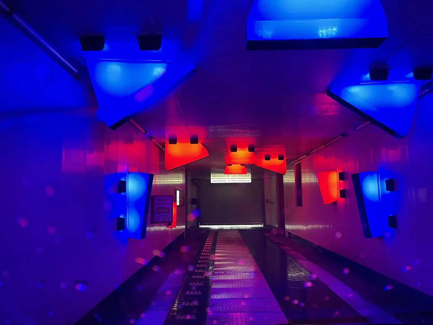 Arena buia con luci neon blu e rosse